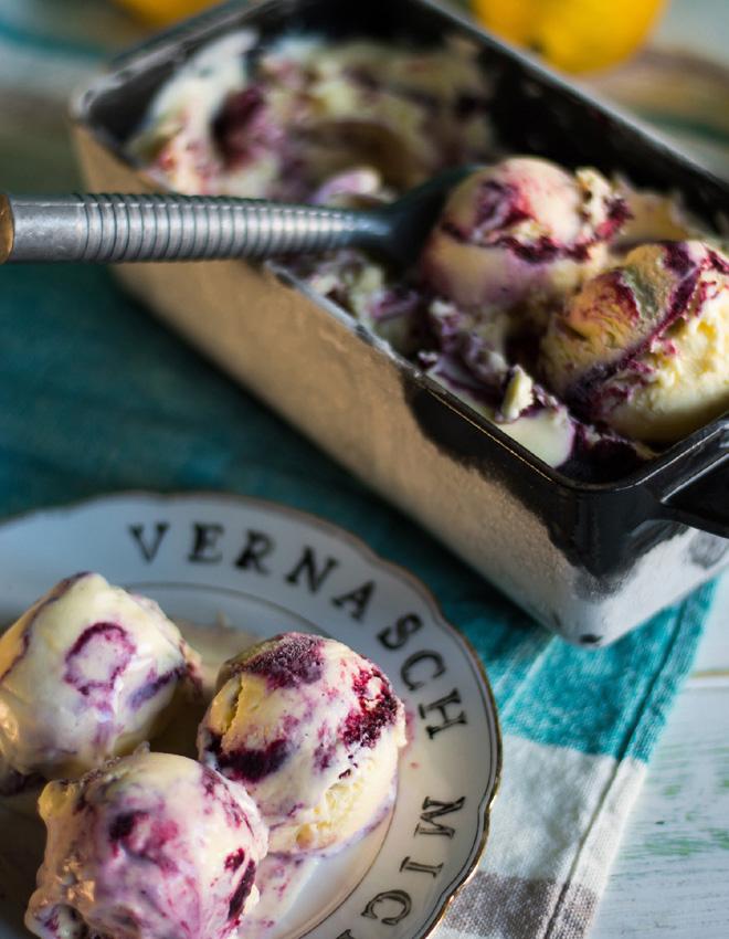 Rezeptbild: Sehr cremiges Lemon Curd Eis mit Blaubeer Swirl