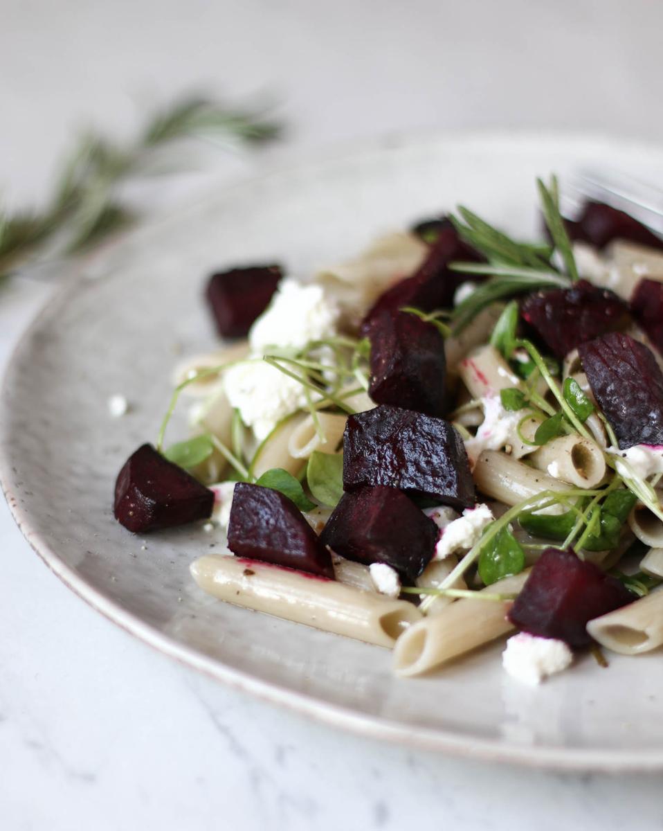 Rezeptbild: Pasta mit Balsamico Bete, Oliven & Ziegenkäse