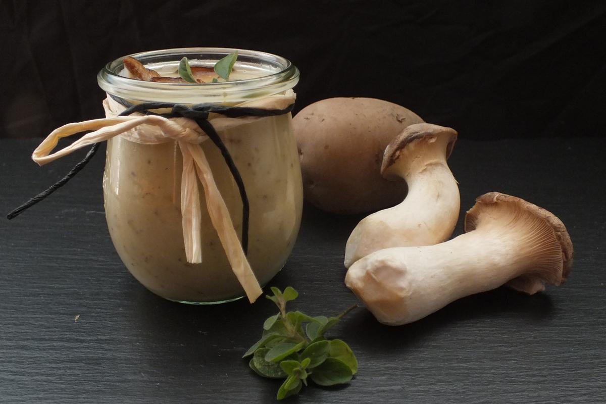 Rezeptbild: Kartoffelsuppe mit Kräuterseitlinge und Trüffelbutter
