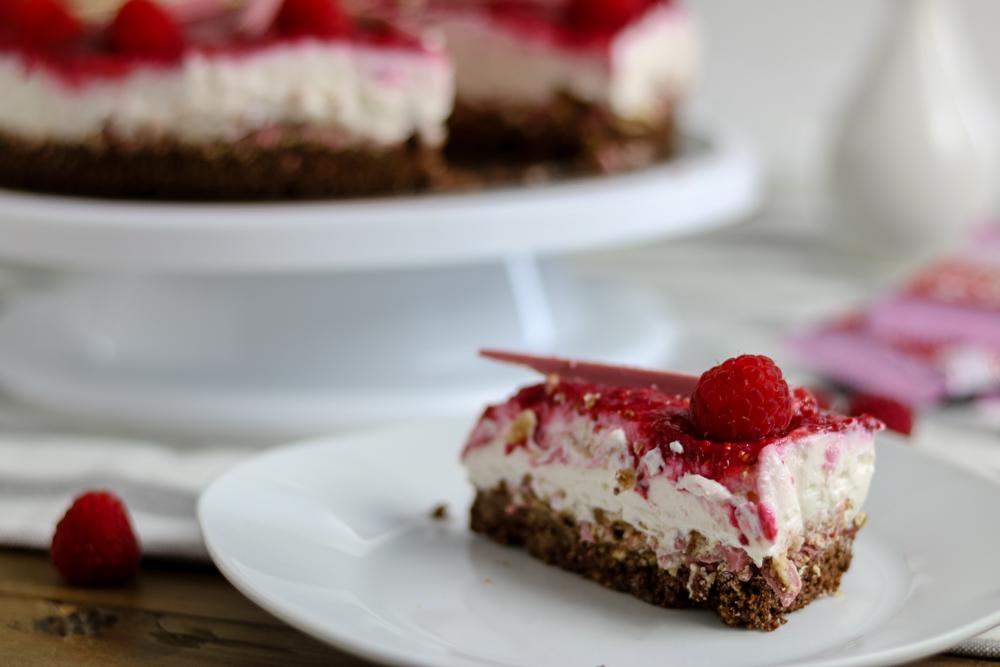Rezeptbild: No-Bake Himbeer-Cheesecake mit KitKat-Crunch