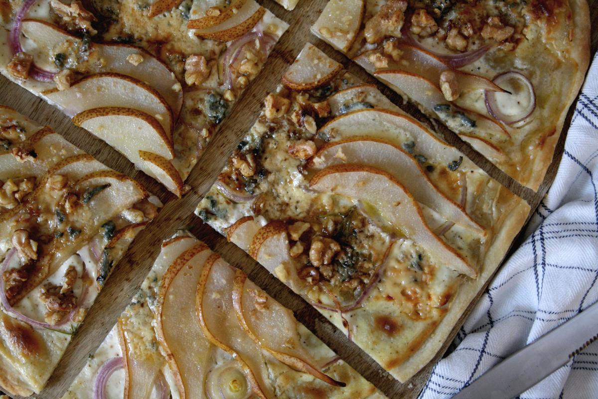 Rezeptbild: Flammkuchen mit Birne & Blauschimmelkäse