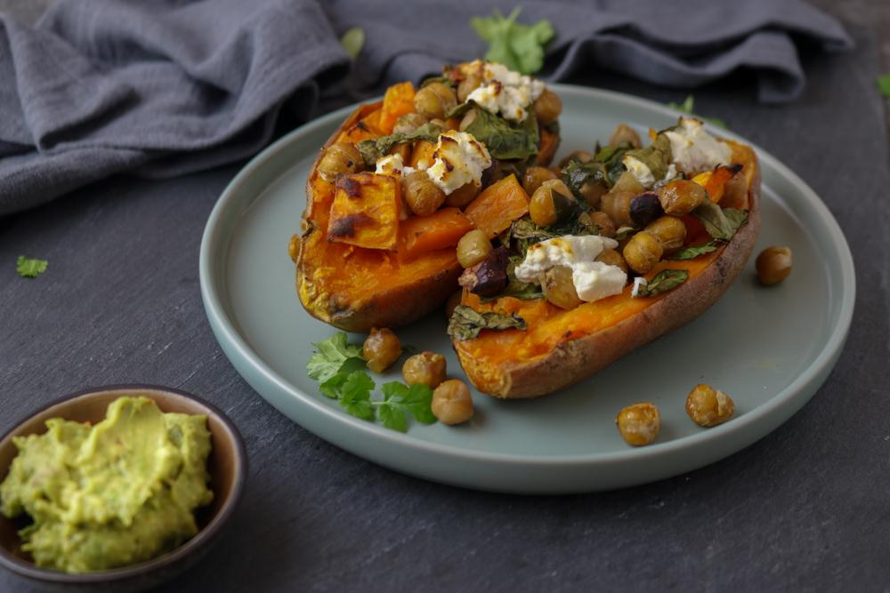 Rezeptbild: Gebackene Süßkartoffel mit Kichererbsen, Spinat & Ziegenkäse