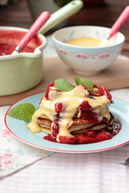 Rezeptbild: Mini Mascarpone Pfannkuchen mit Erdbeeren und Holundersoße 
