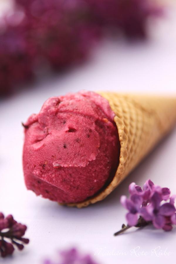 Rezeptbild: Himbeer-Beeren-Sorbet mit Holunderlikör