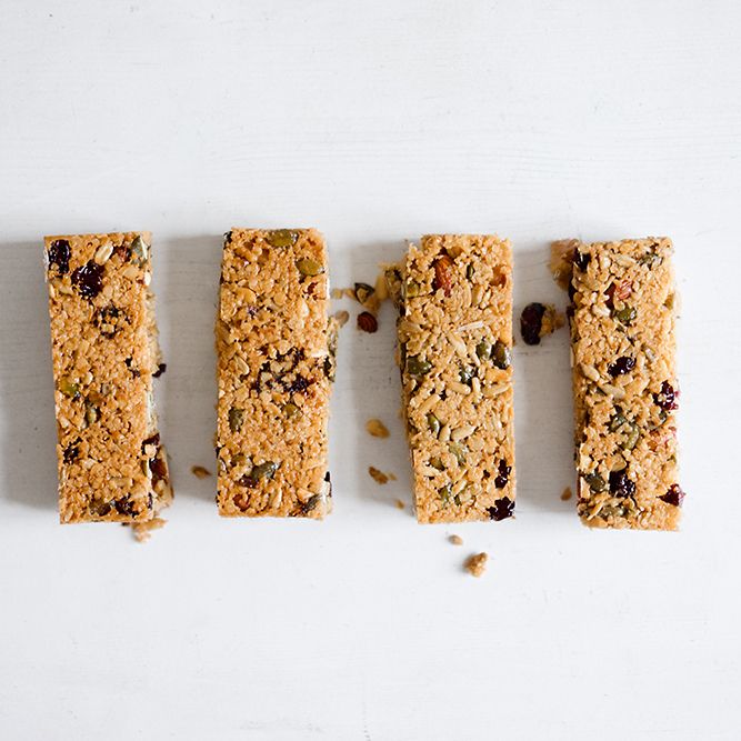 Rezeptbild: Müsliriegel mit Walnüssen, Cranberries und Ahornsirup [Granola Bars]