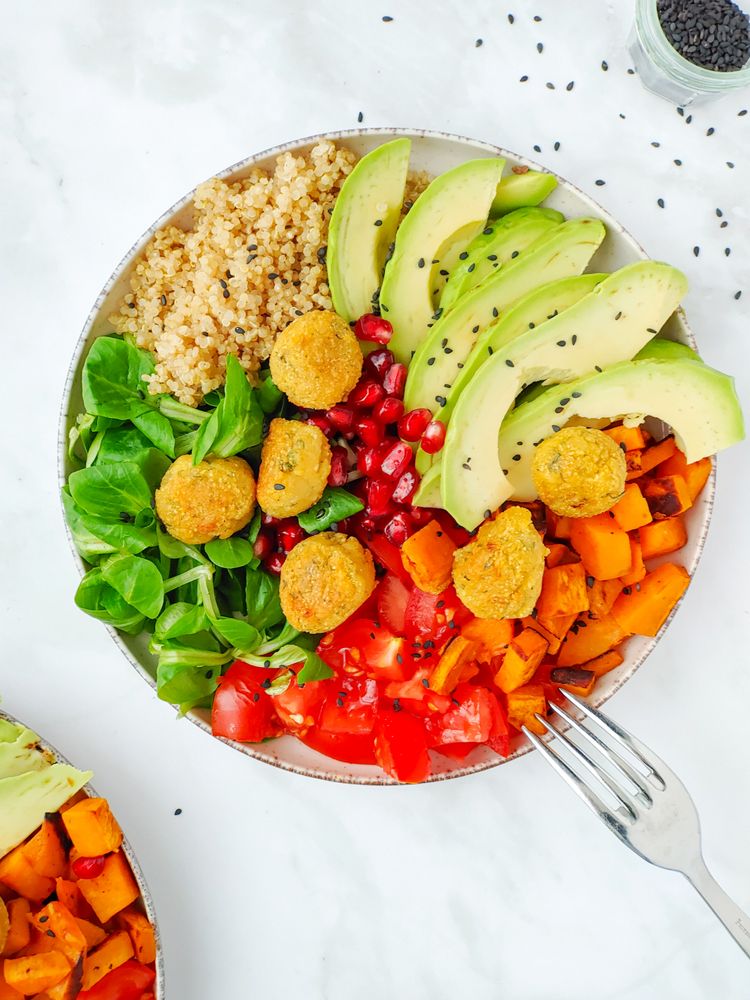 Rezeptbild: Bunte Falafel-Quinoa Bowl mit fruchtigem Dressing