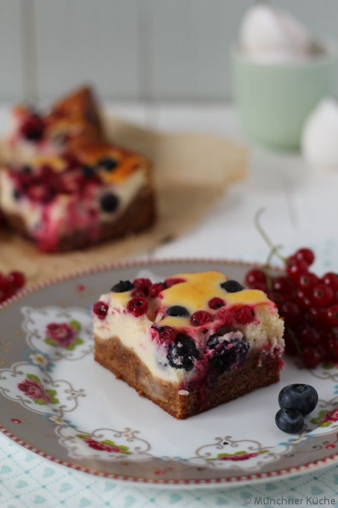 Rezeptbild: Cheesecake Brownies mit Beeren