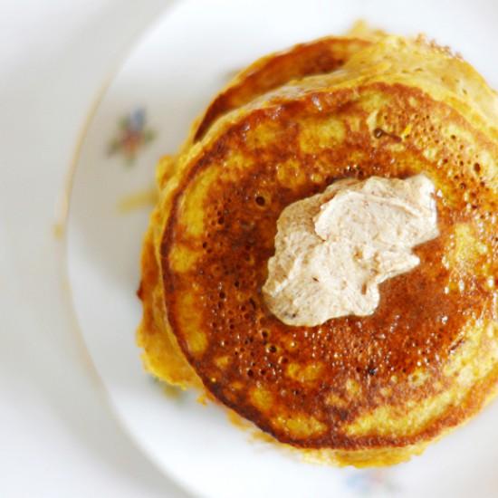 Rezeptbild: Vollkorn-Pancakes mit Kürbis und Zimtbutter