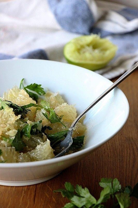 Rezeptbild: Pomelosalat mit Kokos und Zitronengras
