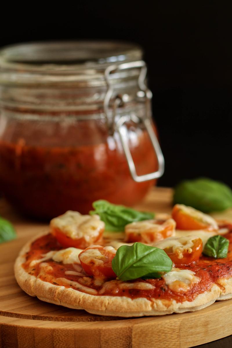 Rezeptbild: Pitapizza mit selbstgemachter Tomatensauce