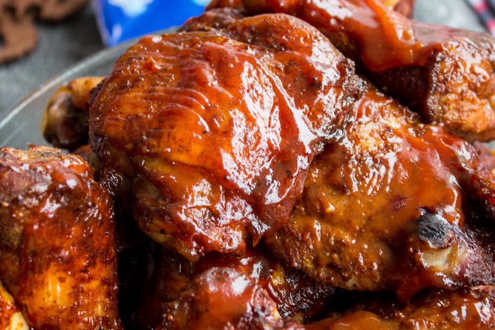 Rezeptbild: gegrillte BBQ Hähnchenkeulen vom Smoker oder Backofen