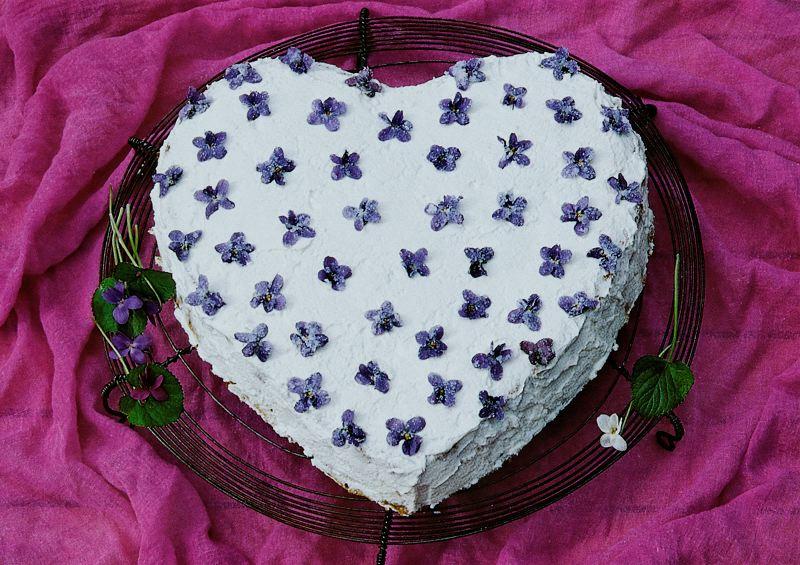 Rezeptbild: Veilchentorte mit kandierten Blüten