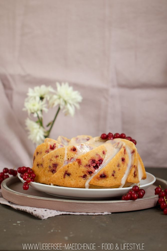 Rezeptbild: Buttermilch-Guglhupf mit Johannisbeeren