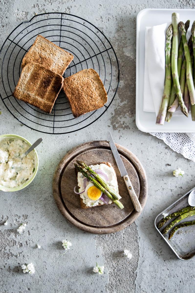 Rezeptbild: Eiersalat mit Spargel auf Toast