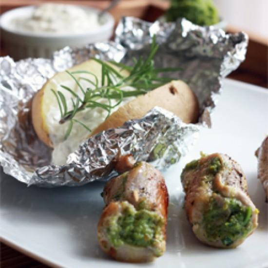 Rezeptbild: Schnitzelröllchen mit Pistazienpesto und Ofenkartoffeln