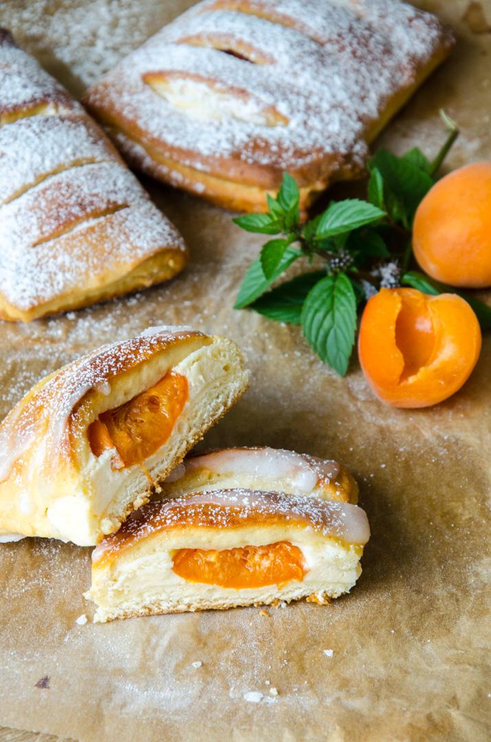 Rezeptbild: Marillen Topfen Germtaschen - Aprikosen Quark Hefetaschen