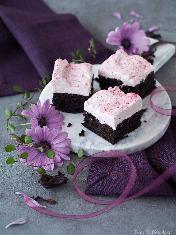 Rezeptbild: Brownies mit Hibiskus-Frosting