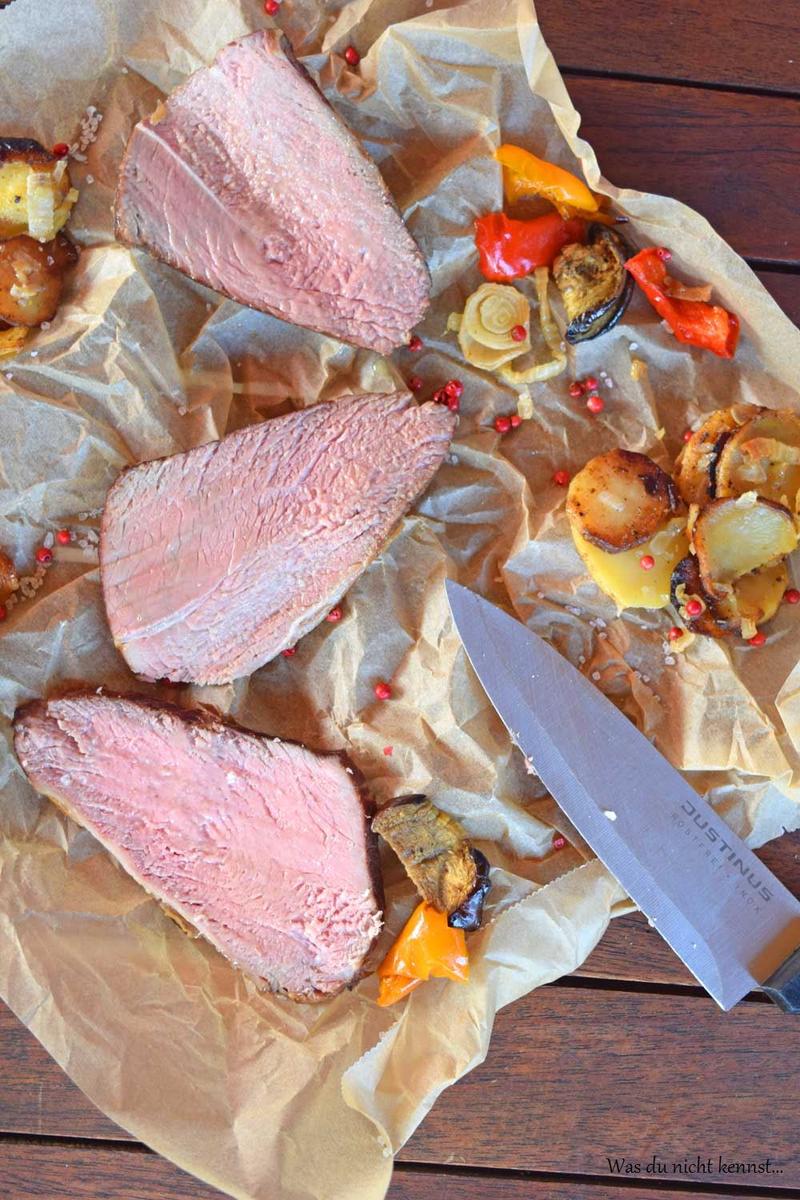 Rezeptbild: Sous-Vide gegartes Rindfleisch mit Ofengemüse und Bratkartoffeln
