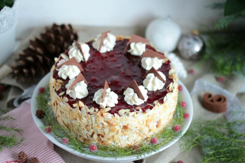 Rezeptbild: Preiselbeer-Nougat-Torte 