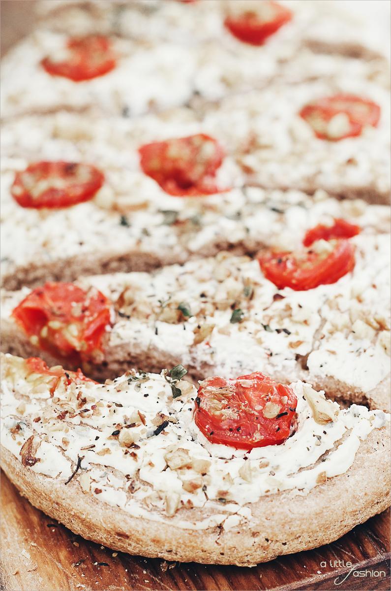 Rezeptbild: Dinkel-Vollkorn-Focaccia mit Frischkäse