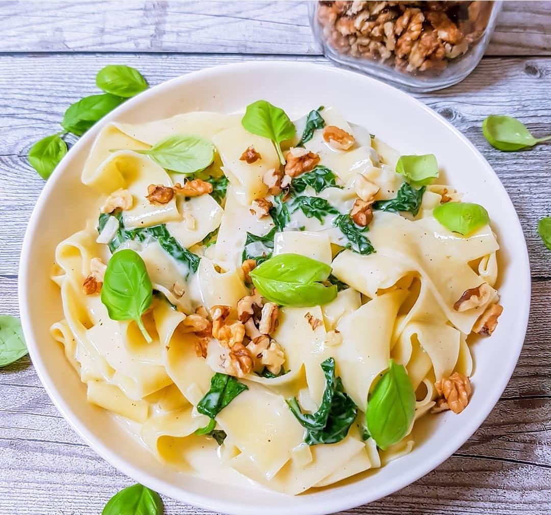 Rezeptbild: Bandnudeln mit Spinat, Gorgonzola Sosse und Walnüsse