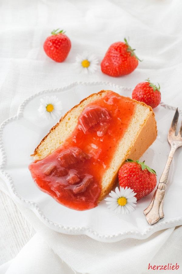 Rezeptbild: Kondensmilch-Kuchen mit Rhabarber-Kompott