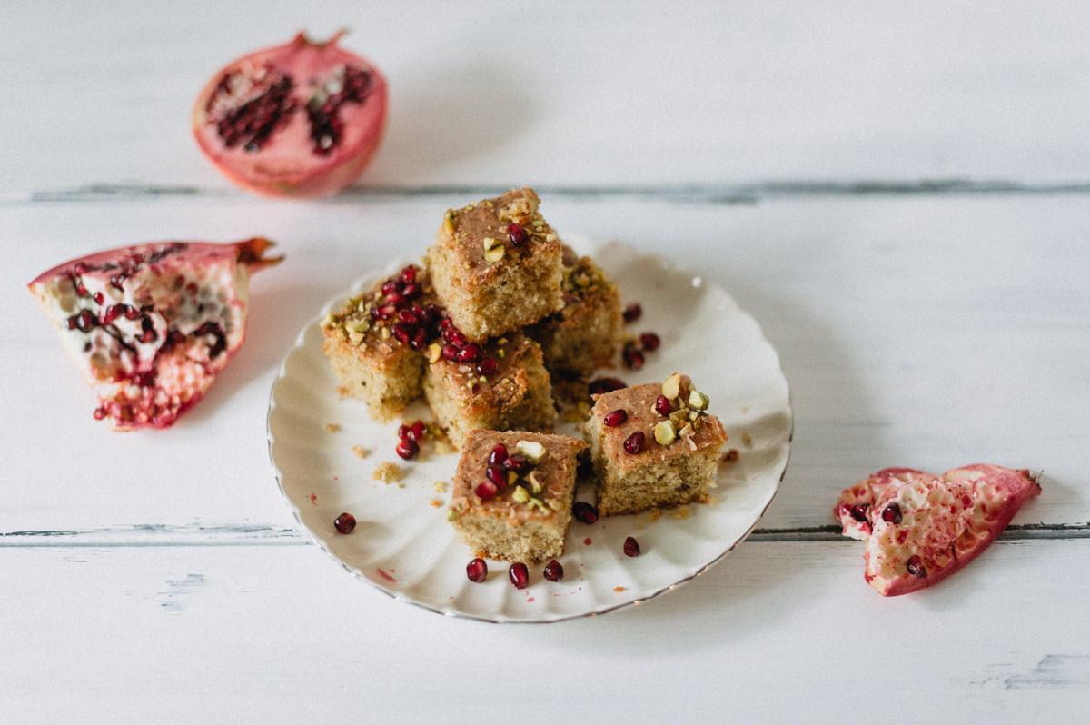 Rezeptbild: PISTAZIENKUCHEN MIT MANDELN UND ZIMT-KARDAMOM GUSS