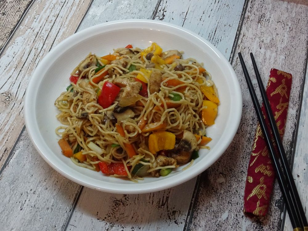 Rezeptbild: bunte Chinapfanne mit Gemüse, Reis und Pute