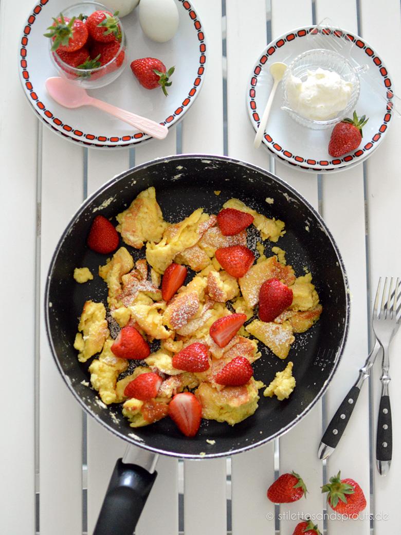 Rezeptbild: Sommerlicher Kaiserschmarrn mit Erdbeeren