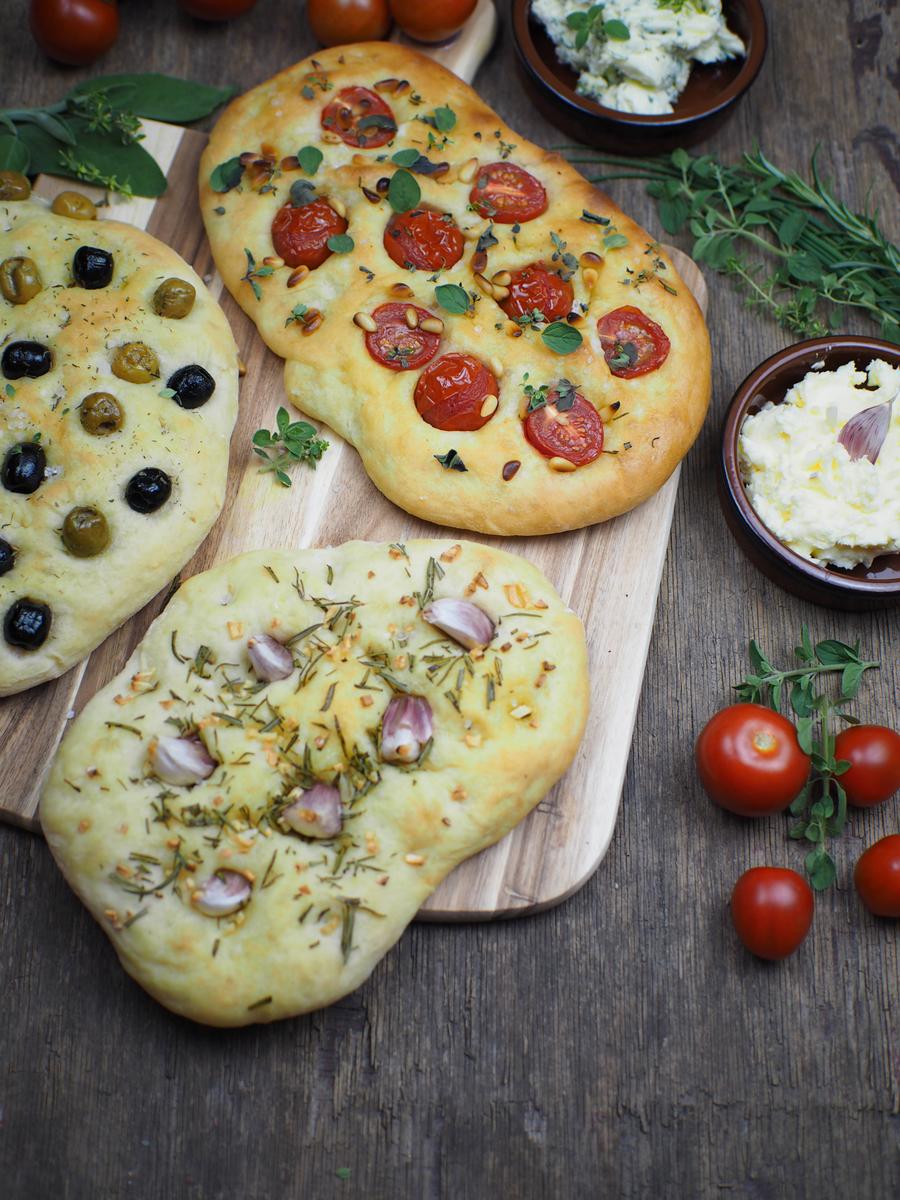 Rezeptbild: Einfaches Focaccia Brot: 3 köstliche Varianten [Knoblauch & Rosmarin / Tomaten & Pinienkerne / Oliven]