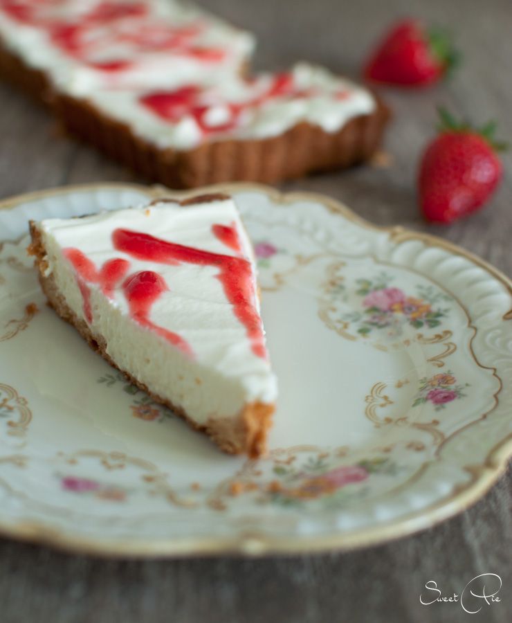 Rezeptbild: Holunderblütenquark Tarte mit Erdbeer-Basilikum-Sauce