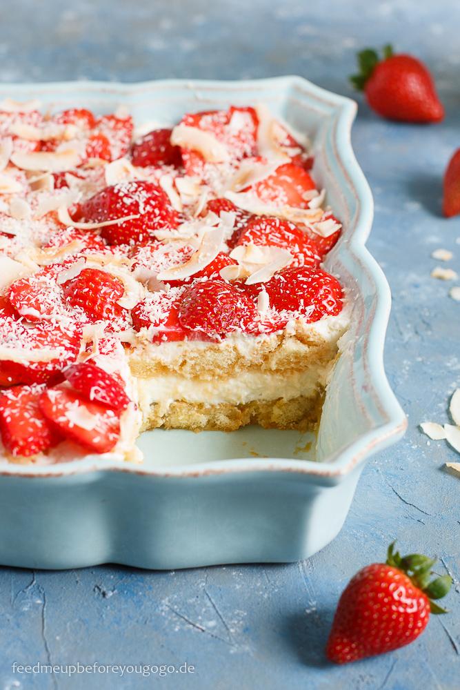 Rezeptbild: Erdbeer-Rhabarber-Tiramisu mit Kokos