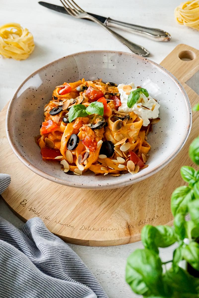 Rezeptbild: Tomaten-Paprika-Tagliatelle mit Ricotta