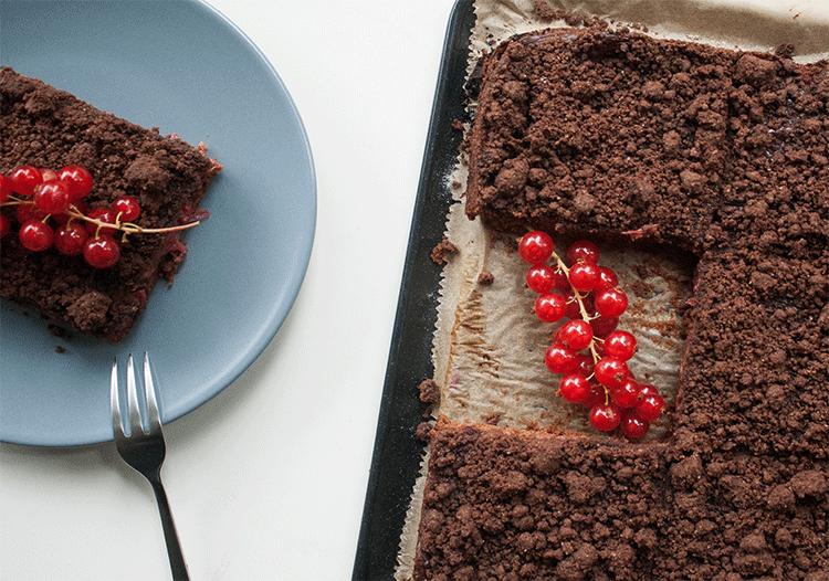 Rezeptbild: Streusel-Schokopudding-Kuchen mit Johannisbeeren