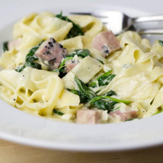 Rezeptbild: Frische Tagliatelle mit Trüffelschinken, Blauschimmelkäse und jungem Spinat