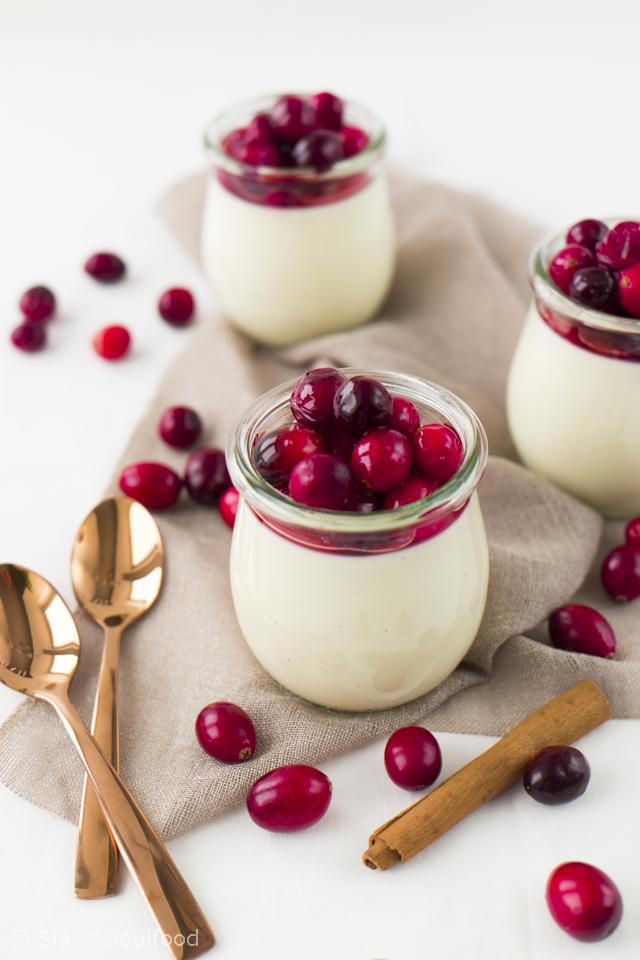 Rezeptbild: Joghurt-Panna Cotta mit Cranberry-Kompott 