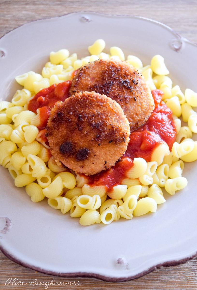 Jägerschnitzel mit Nudeln und Tomatensoße von cookingalice • Delicat.io