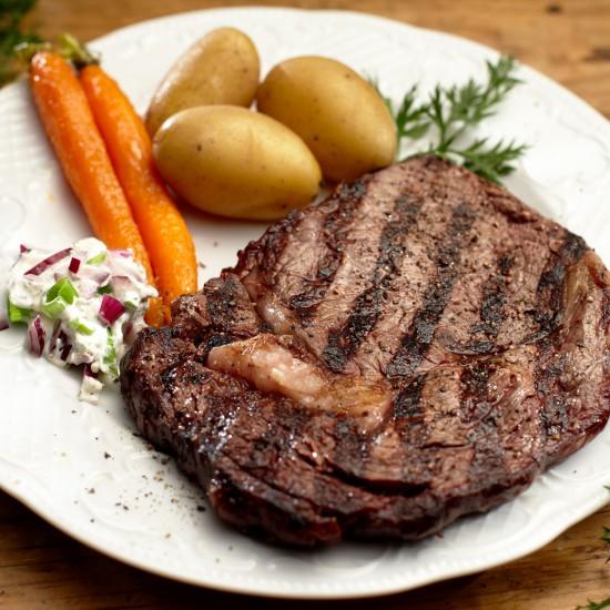 Rezeptbild: Ribeyesteak mit karamellisierten Möhren und Kartoffeln