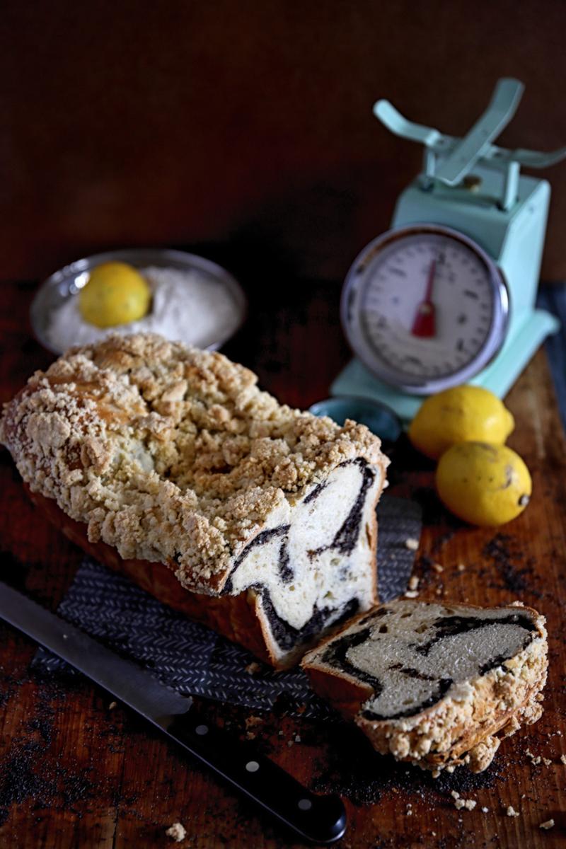 Rezeptbild: Ein Hingucker: Mohnstuten mit Streuseln