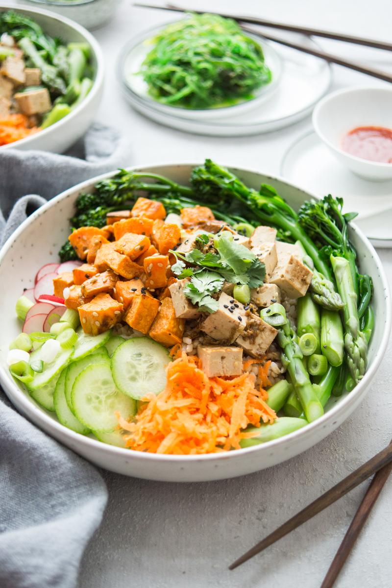 Rezeptbild: Vegane Poke Bowl mit Sesam-Mandel-Räuchertofu