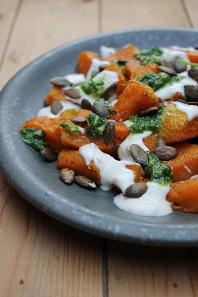 Rezeptbild: Ofenkürbis mit Chili-Joghurt und Petersilienöl