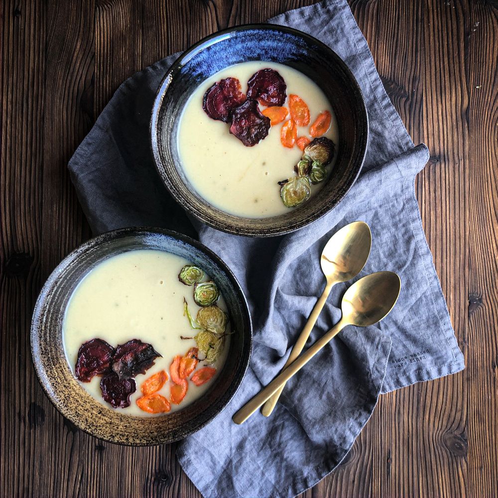 Rezeptbild: PASTINAKENSUPPE MIT GEMÜSECHIPS