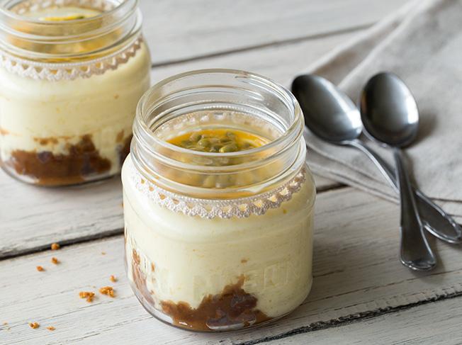 Rezeptbild: Mango-Käsekuchen im Glas mit Maracuja-Topping