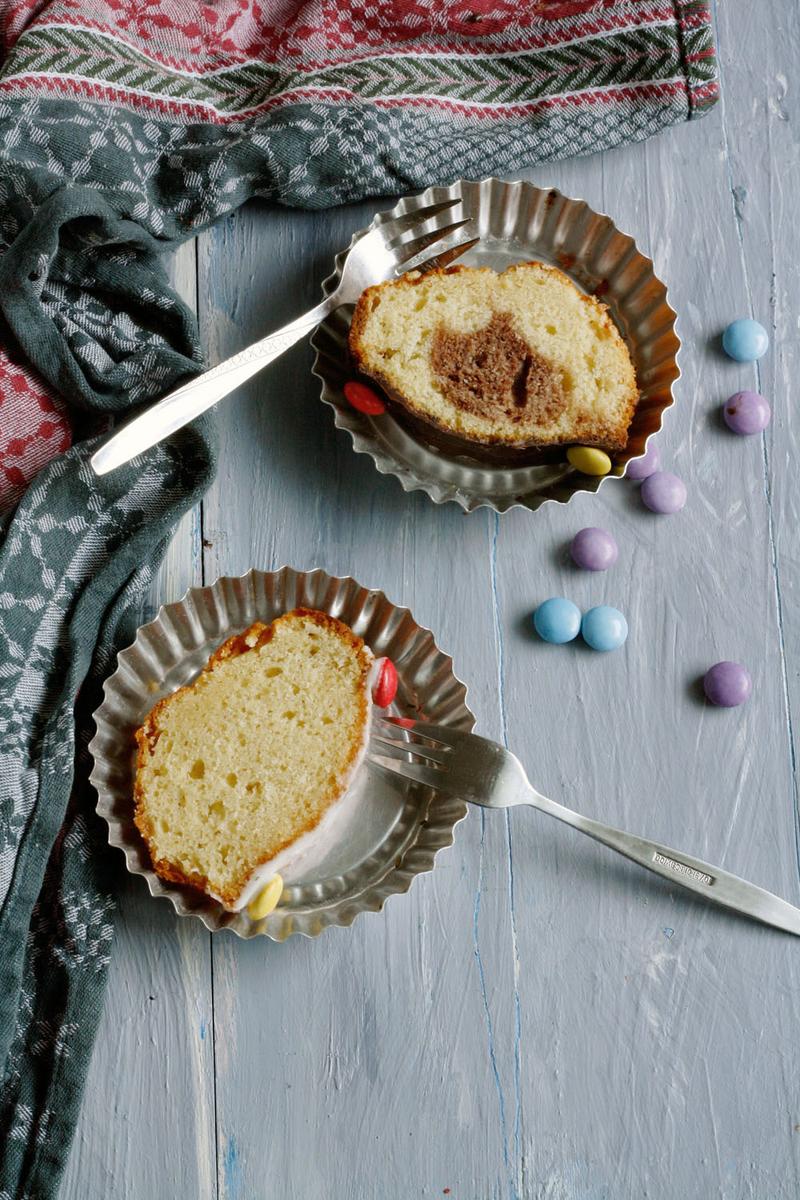 Rezeptbild: Marmorkuchen und Zitronenkuchen in einer Form