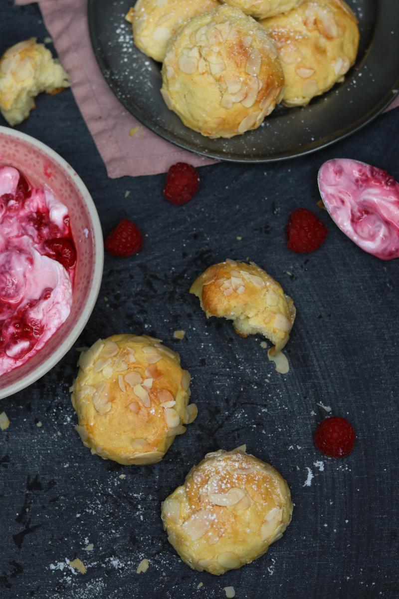 Rezeptbild: Mandel-Marzipan-Kugeln mit Himbeerdip