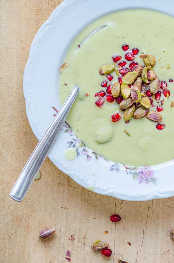 Rezeptbild: Rosenkohlsuppe mit Pistazien und Granatapfel 