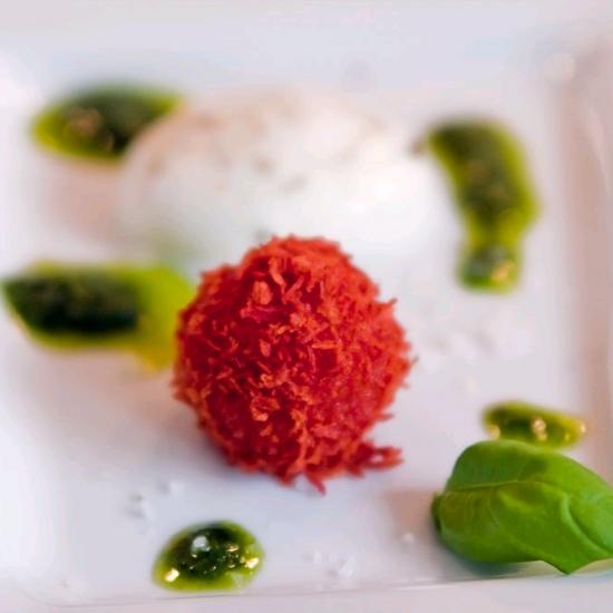 Rezeptbild: Sphärische Mozzarellas mit Tomatenpralinés an Basilikumpesto