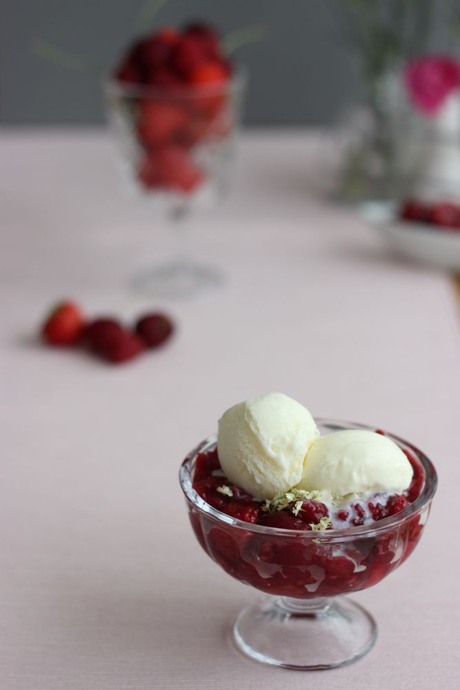 Rezeptbild: Holunderblüteneis mit roter Grütze