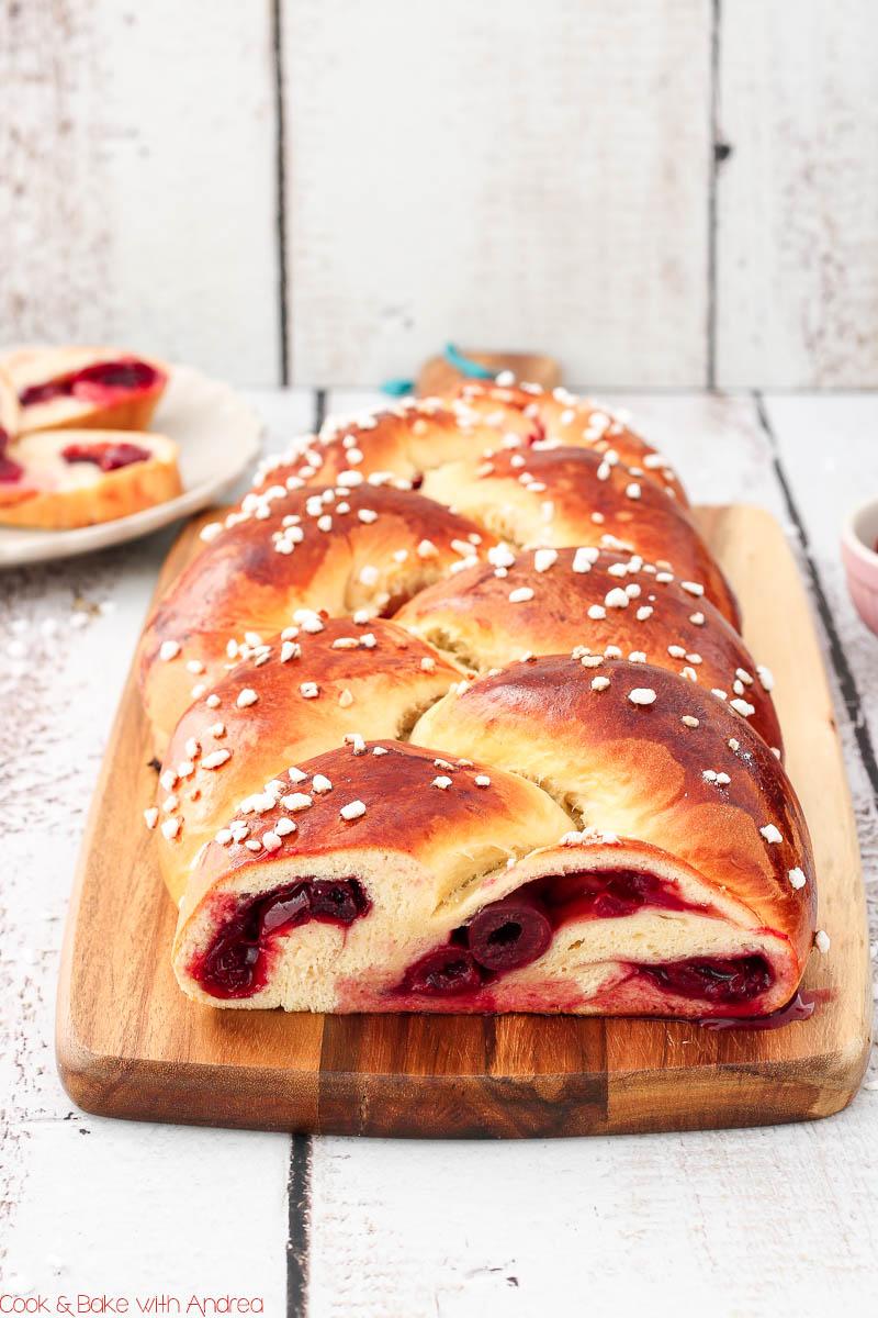 Rezeptbild: Hefezopf mit Kirschfüllung