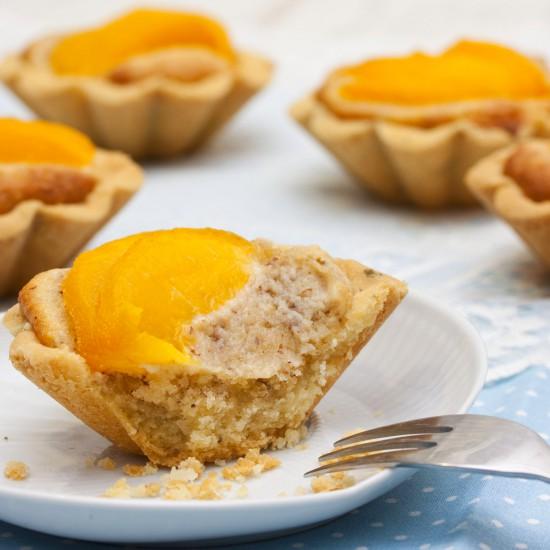 Rezeptbild: Lavendel-Marzipan-Tartelettes mit Pfirsich